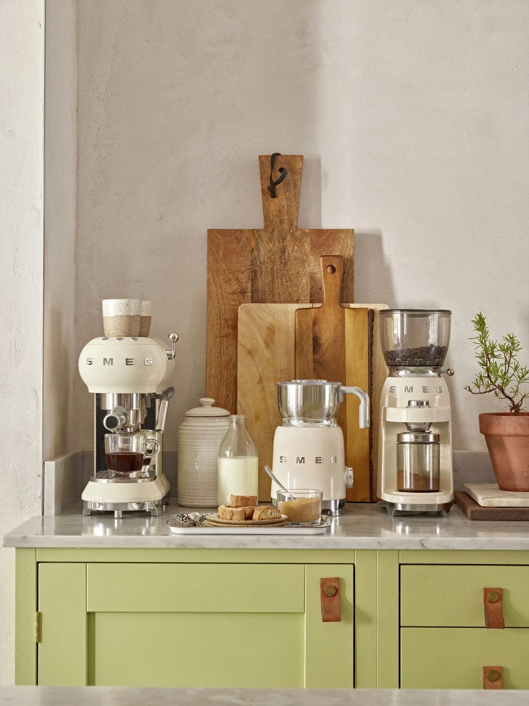 Smeg ECF01 50's Style Retro Espresso Coffee Machine - Cream 7 Smeg ECF01 50's Style Retro Espresso Coffee Machine - Cream - Image 5