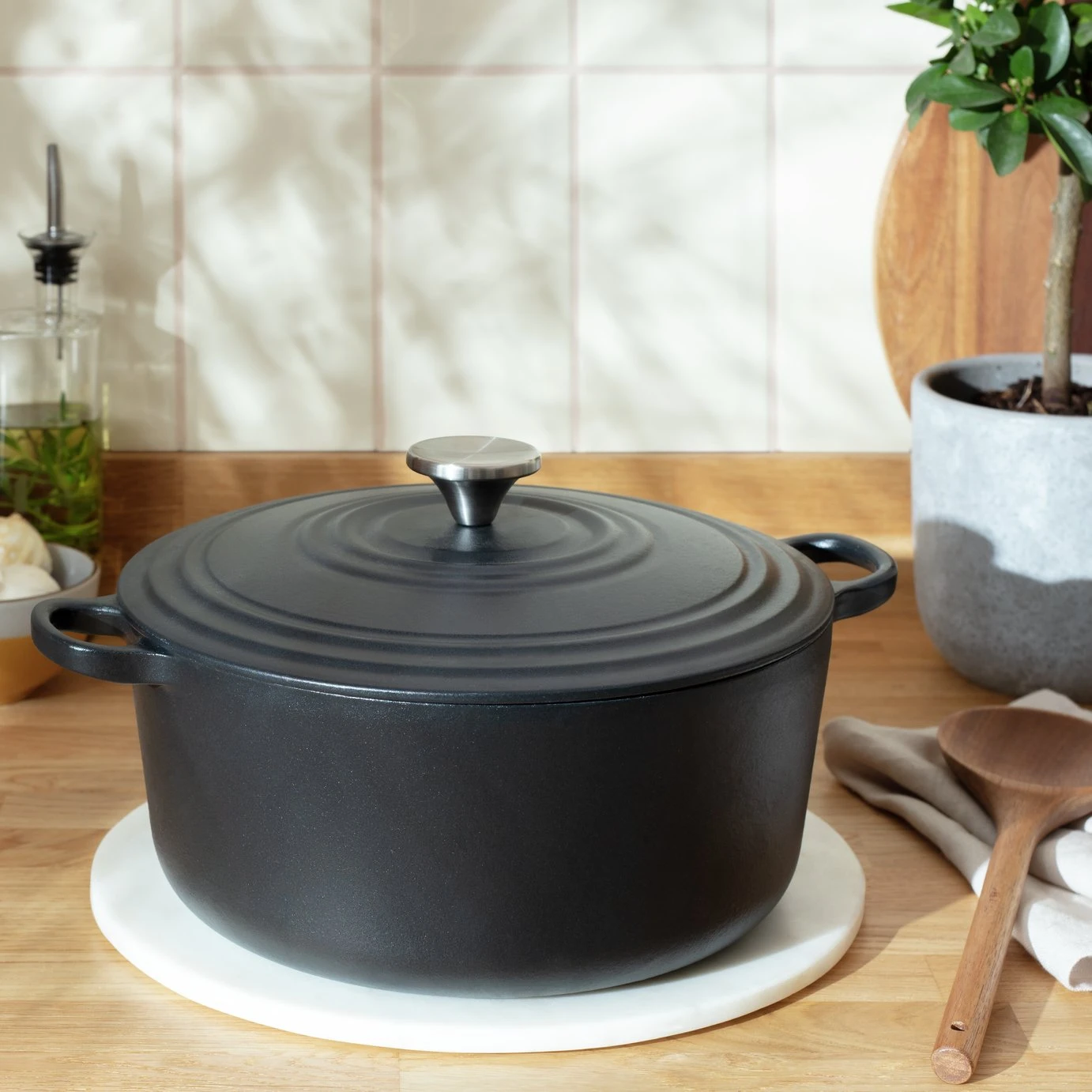 Habitat 5.3 Litre Cast Iron Casserole Dish - Black 8 Habitat 5.3 Litre Cast Iron Casserole Dish - Black - Image 6