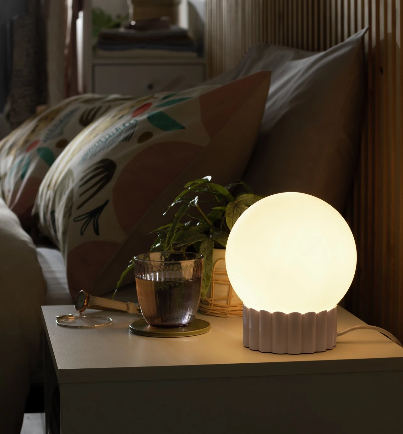 Habitat Ribbed Globe Table Lamp - White & Natural 4 Habitat Ribbed Globe Table Lamp - White & Natural - Image 2