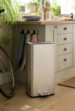 Habitat 30 Litre Modern Rectangular Bin - Silver -Home Sales Store 9212693 R Z001C